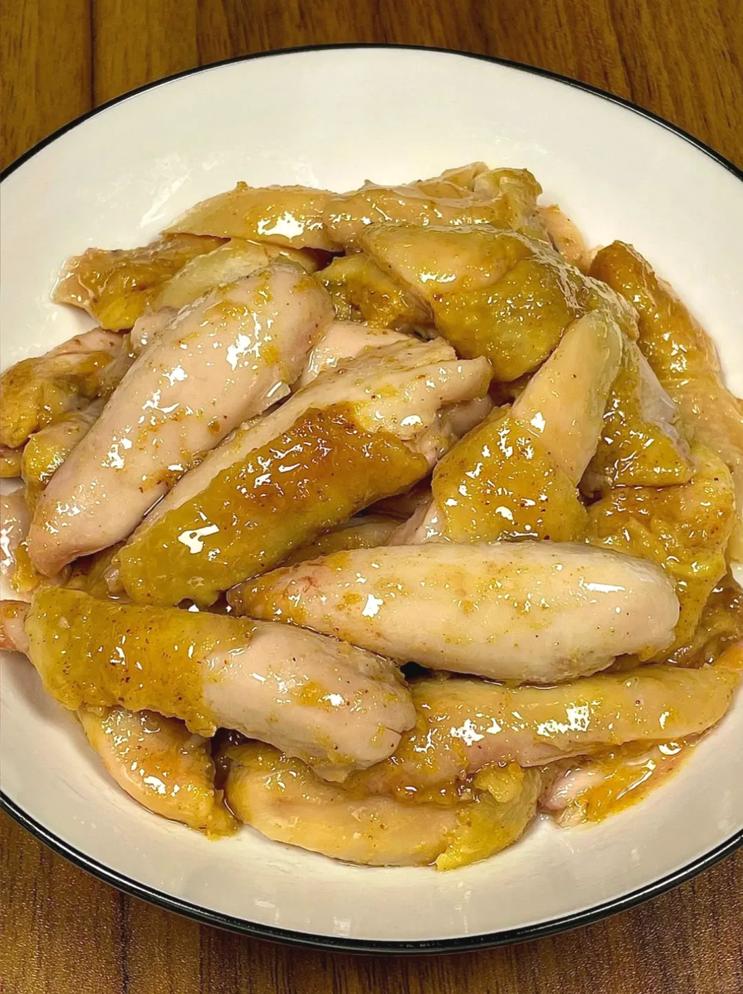 Help! 😭 This salt-baked chicken leg is so delicious it's breaking my defenses! You absolutely have to try it!